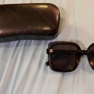 Chic Black Sunglasses with Case